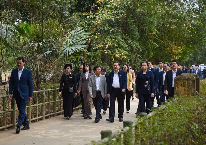 Chủ tịch Quốc hội Trần Thanh Mẫn và Đoàn công tác thăm Khu di tích Quốc gia đặc biệt Tân Trào. (Ảnh: Duy Linh)