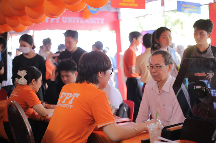 Phụ huynh có thể sử dụng công cụ SchoolRank để tra cứu kết quả xếp hạng học tập của con so với mặt bằng chung một cách nhanh chóng, tiện lợi.