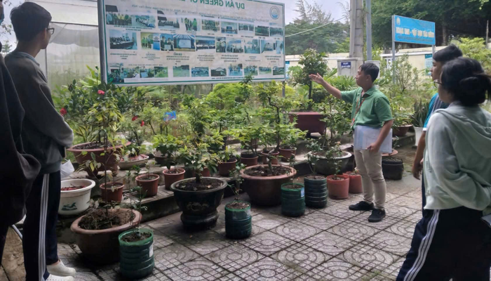 Hưng cùng các bạn trong câu lạc bộ Green And Life sinh hoạt thường kì. (Ảnh: NVCC)