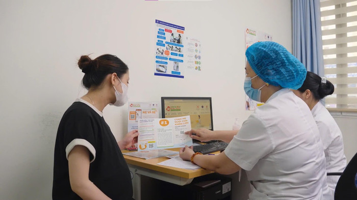 Cán bộ y tế tư vấn, hướng dẫn sử dụng Phần mềm chăm sóc dinh dưỡng cho bà mẹ mang thai. aji5.jpg