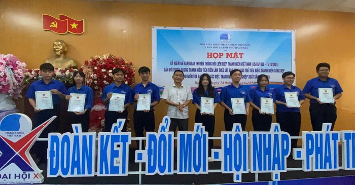 Em Trương Quốc Hưng (đứng thứ 4 từ bên phải sang) nhận danh hiệu Học sinh 3 tốt cấp thành phố năm học 2023 – 2024”. (Ảnh: NVCC)