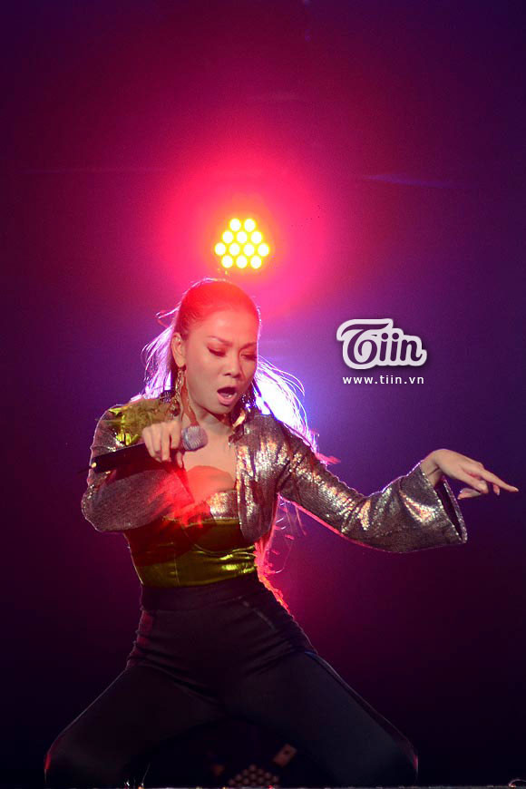 Thu Minh nhảy rất sung. Thu Minh nhảy rất sung.