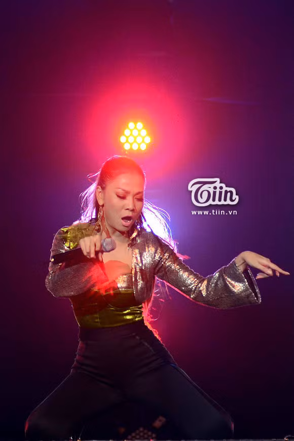 Thu Minh nhảy rất sung.