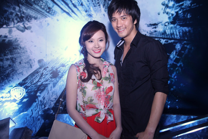 Midu khoe nụ cười tươi tắn như hoa.