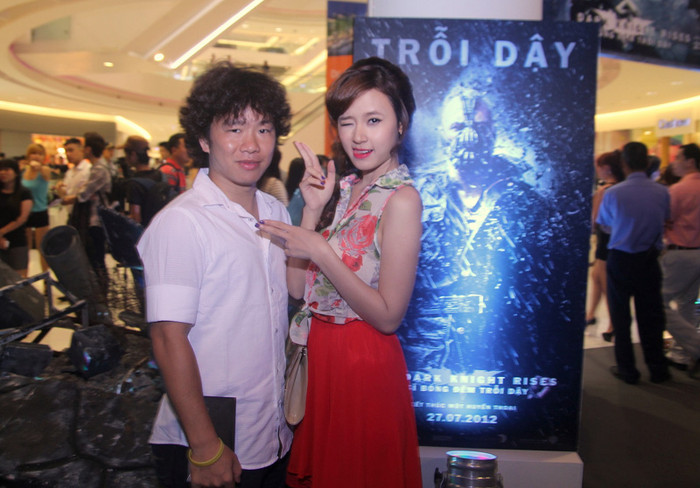 Midu xinh đẹp đá lông nheo bên cạnh Dưa leo