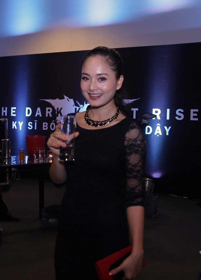 Nở nụ cười tươi khi thấy ống kính máy ảnh.