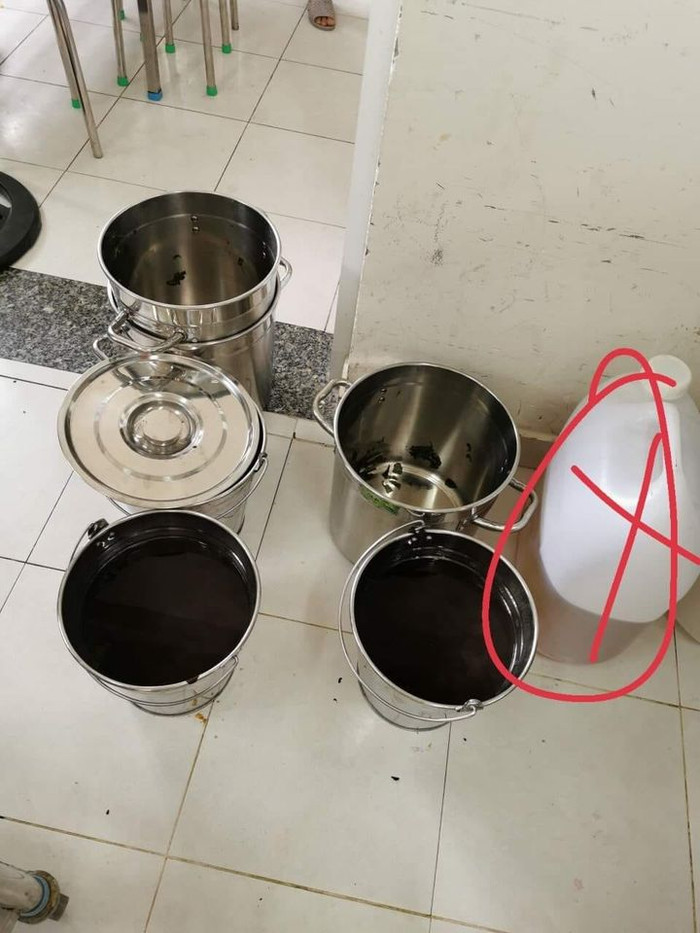 Can nhựa màu trắng nói chứa dầu ăn, nhà trường nói là không đúng (Ảnh: CTV) Can nhựa màu trắng nói chứa dầu ăn, nhà trường nói là không đúng (Ảnh: CTV)