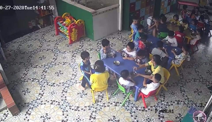 Hành vi cắn vào tay học sinh của cô H. tại trường Rồng Vàng (ảnh cắt từ video clip) Hành vi cắn vào tay học sinh của cô H. tại trường Rồng Vàng (ảnh cắt từ video clip)