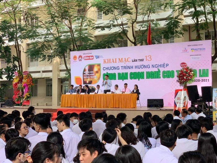 Buổi tư vấn hướng nghiệp cho học sinh lớp 12 của trường Trần Văn Giàu (ảnh: P.L) Buổi tư vấn hướng nghiệp cho học sinh lớp 12 của trường Trần Văn Giàu (ảnh: P.L)