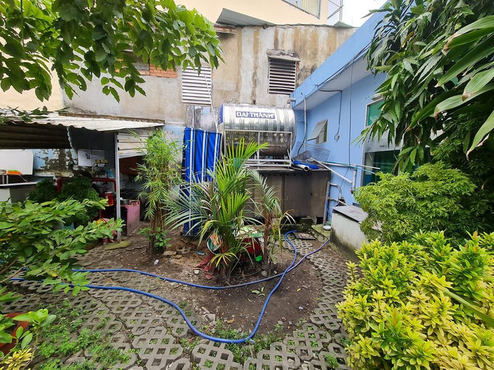 Khu vực trường nuôi chó, gà nằm bên trong khuôn viên theo phản ánh là gây mất vệ sinh (ảnh: P.L) Khu vực trường nuôi chó, gà nằm bên trong khuôn viên theo phản ánh là gây mất vệ sinh (ảnh: P.L)
