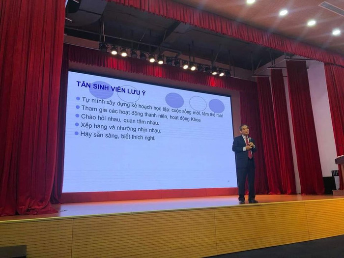 Phó Giáo sư Hồ Thanh Phong lưu ý các tân sinh viên của nhà trường (ảnh: Bích Ngọc)