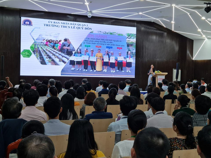 Đại diện trường trung học cơ sở Lê Quý Đôn, quận 3 chia sẻ về giáo dục STEM tại hội thảo (ảnh: P.L)