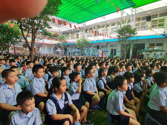 Học sinh nhà trường hào hứng theo dõi các tiết mục nghệ thuật hát bội (ảnh: P.L)