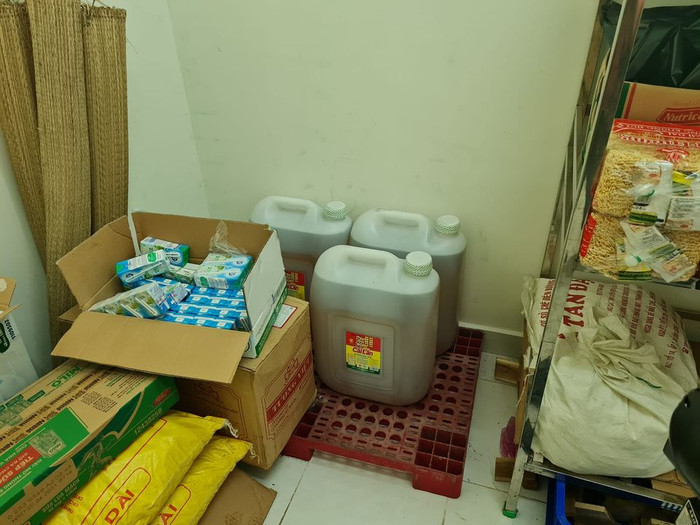 Nhà trường sử dụng dầu ăn đựng vào can nhựa, có nhãn mác đầy đủ nơi sản xuất (ảnh: P.L) Nhà trường sử dụng dầu ăn đựng vào can nhựa, có nhãn mác đầy đủ nơi sản xuất (ảnh: P.L)