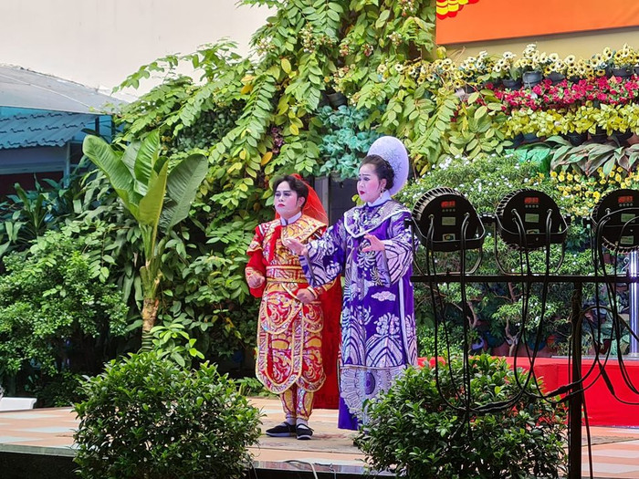 Diễn viên biểu diễn các trích đoạn hát bội cho học sinh, thầy cô theo dõi (ảnh: P.L)