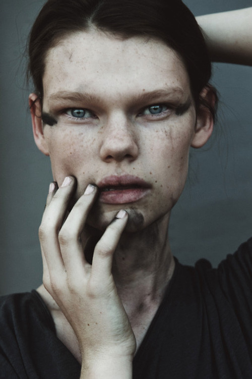 Gương mặt của Kelly Mittendorf hội tụ khá nhiều nét xấu như mắt xếch, cánh mũi to, răng hô.