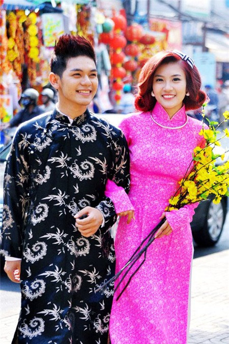 Thành viên nhóm TVM diện lại chiếc áo dài tông màu hồng bắt mắt khi quay clip chung cùng nhóm V.Music. Thành viên nhóm TVM diện lại chiếc áo dài tông màu hồng bắt mắt khi quay clip chung cùng nhóm V.Music.