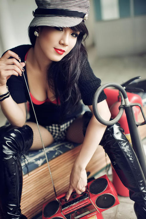 Diệp Lâm Anh có sắc vóc nhưng không quá nổi trội, dễ bị lẫn trong đám đông. Ngoài ra, giọng hát của cô nàng chẳng đặc biệt, khiến khán giả có thể nhớ lâu, mà chỉ nghe từ tai nọ lọt sang tai kia mà thôi