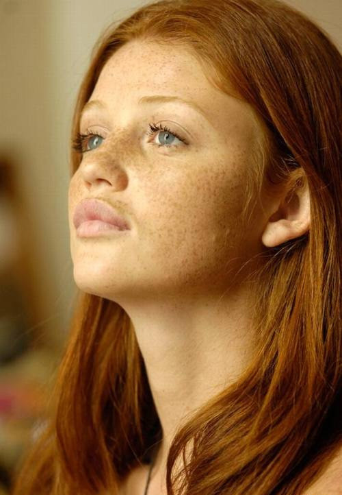 Khi còn nhỏ, Cintia Dicker vẫn bị bạn bè chế giễu bởi nhan sắc xấu xí.