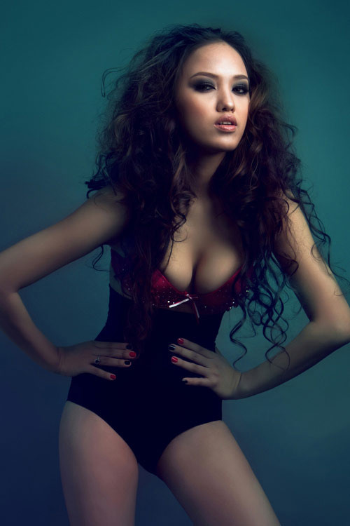 Ngọc Oanh rất chịu khó khai thác ngực khủng trong các bộ ảnh