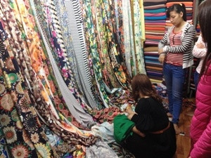 Nhiều loại vải mới với hoa văn, màu sắc thời thượng. (Ảnh: Quỳnh Trang/Vietnam+)