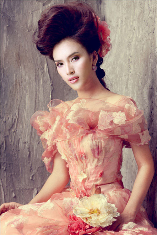 Ái Phương sở hữu một khuôn mặt sáng, sắc vóc đẹp, nhưng cô nàng vẫn cứ "nổi trôi"