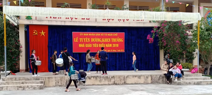 Học sinh trường cấp 2 Tả Ngài Chồ tập văn nghệ cho ngày 20-11 (Ảnh:V.N)