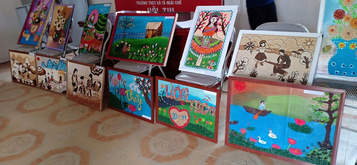 Những bức tranh được làm từ hạt gạo, hạt ngô chứa đầy tình cảm của học sinh nơi đây (Ảnh:V.N) Những bức tranh được làm từ hạt gạo, hạt ngô chứa đầy tình cảm của học sinh nơi đây (Ảnh:V.N)