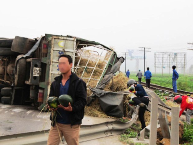 Chiếc xe chở dưa bị đổ, người dân xúm lại nhặt dưa mang về nhà. Một biểu hiện đáng buồn cho sự xuống cấp đạo đức của con người trong xã hội Chiếc xe chở dưa bị đổ, người dân xúm lại nhặt dưa mang về nhà. Một biểu hiện đáng buồn cho sự xuống cấp đạo đức của con người trong xã hội