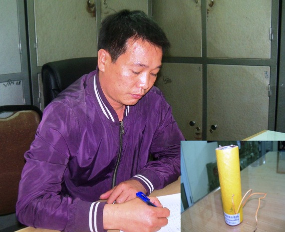 Phạm Duy Thanh cùng tang vật là loại pháo hoa được kích nổ bằng điện Phạm Duy Thanh cùng tang vật là loại pháo hoa được kích nổ bằng điện