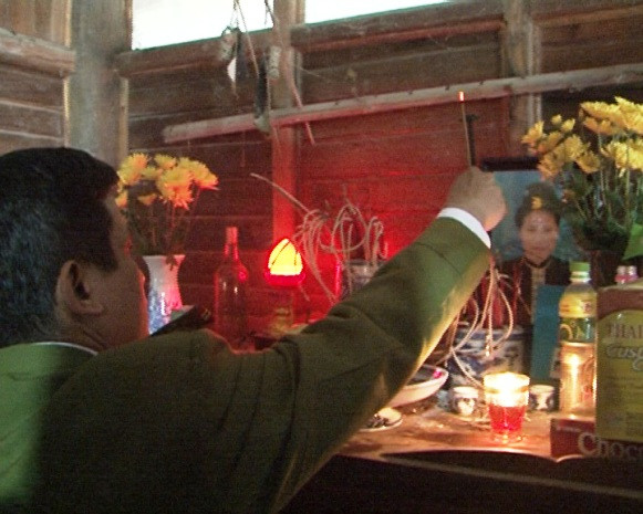 Đồng chí Thượng tá Nguyễn Văn Hiển - Phó trưởng phòng CS ĐTTP về TTXH Công an tỉnh Điện Biên thắp hương cho người phụ nữ xấu số.