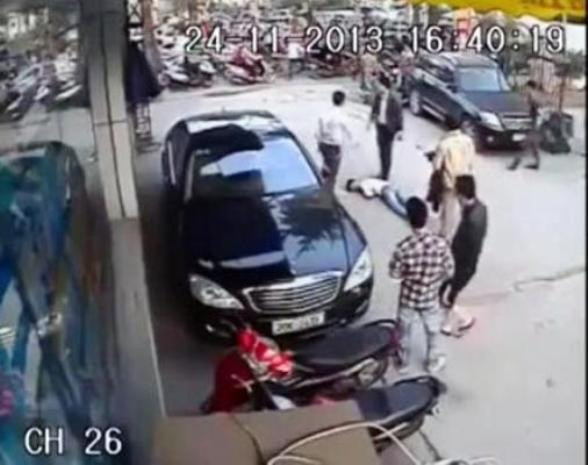 Anh Trường bị nhóm thanh niên đánh dã man, nằm gục ngay trên đường (Ảnh cắt từ clip) Anh Trường bị nhóm thanh niên đánh dã man, nằm gục ngay trên đường (Ảnh cắt từ clip)