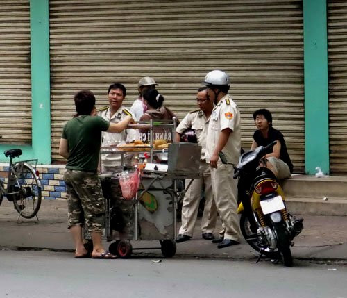 Luật quy định mọi trường hợp tạm giữ tang vật, phương tiện, giấy phép, chứng chỉ hành nghề phải được lập thành biên bản - Ảnh: Khả Hòa