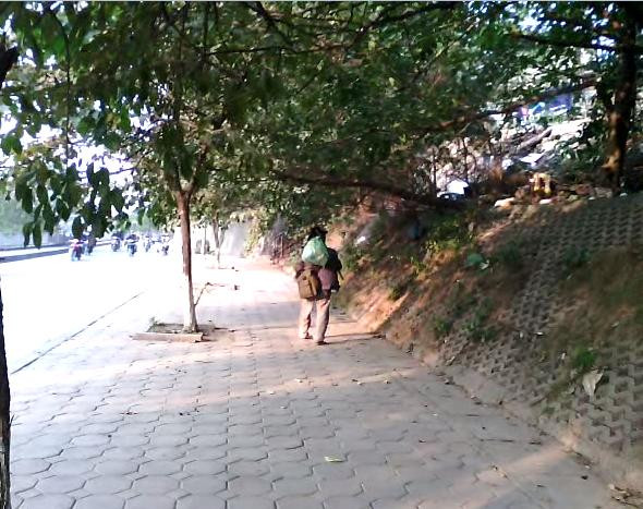 Rồi lão lặng lẽ tụt xuống đường để tiếp tục công việc nhặt rác của mình