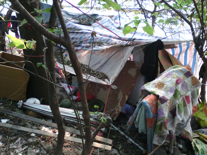 "Tổ ấm" của những con người khốn khổ ở ngay thủ đô Hà Nội