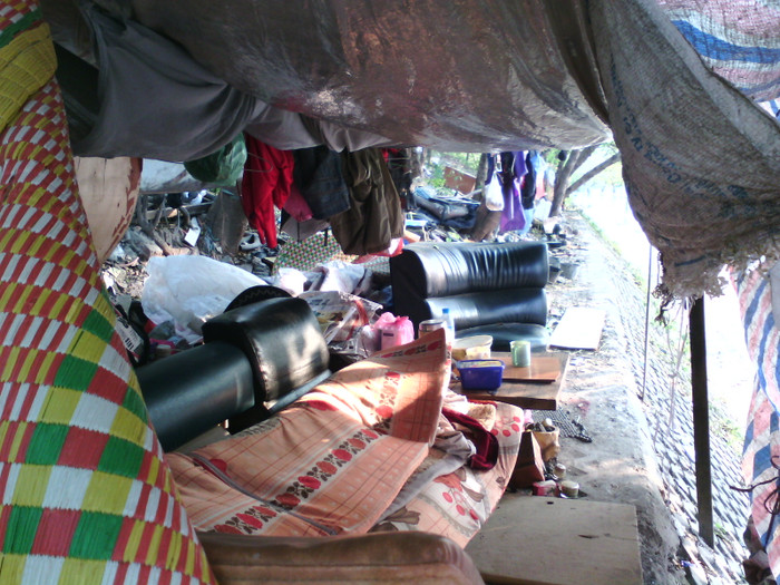 Đây là những đồ đạc, "nội thất" bên trong một túp lều
