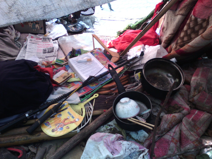 Dụng cụ sinh hoạt hằng ngày để ngổn ngang