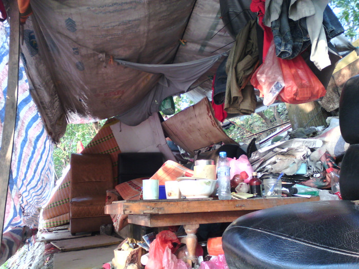 Không hiểu với túp lều trống huơ trống hoắc như thế này, những con người đó sẽ xoay sở ra sao trong mùa đông buốt giá?