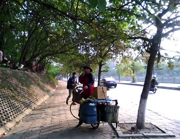 Người thanh niên tên V. bị cấm khẩu sợ hãi, khua tay khi thấy tự dưng gia đình có nhiều người đến dòm ngó, chụp ảnh. Rất có thể tới đây, trước sự "vào cuộc" của báo chí, anh và gia đình sẽ chẳng còn chỗ dung thân?