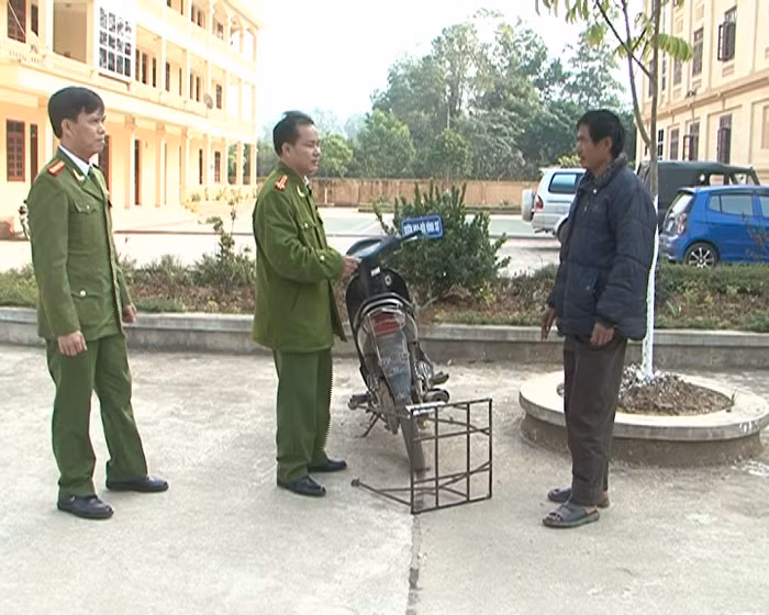 Lực lượng công an trao trả lại xe cho người bị hại