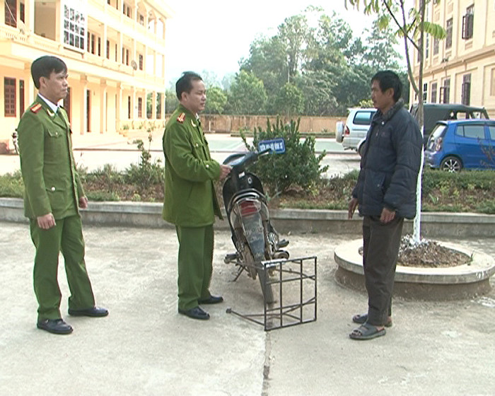 Lực lượng công an trao trả lại xe cho người bị hại Lực lượng công an trao trả lại xe cho người bị hại