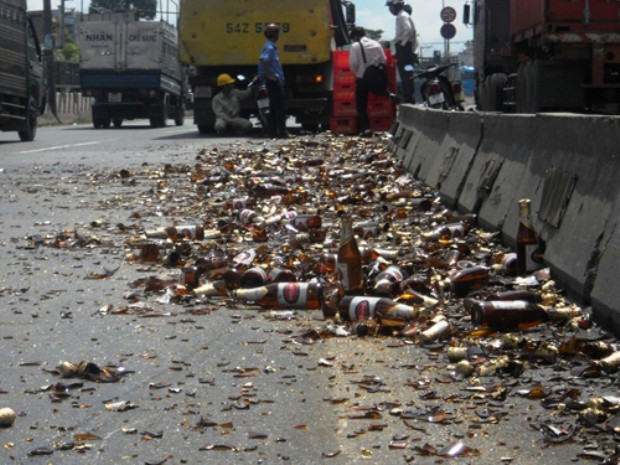 Vỏ chai bia bị bể nát nằm lăn lóc trên đường (Ảnh Người lao động)