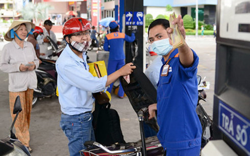 Theo các chuyên gia đề xuất tăng thuế bảo vệ môi trường 8.000 đồng/lít xăng sẽ tác động lớn đến người dân và doanh nghiệp. Ảnh: KT/VOV. Theo các chuyên gia đề xuất tăng thuế bảo vệ môi trường 8.000 đồng/lít xăng sẽ tác động lớn đến người dân và doanh nghiệp. Ảnh: KT/VOV.