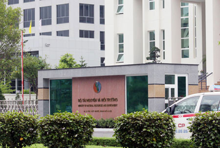 Lãnh đạo Bộ Tài nguyên và Môi trường cho hay, đã nắm được thông tin vụ việc và yêu cầu Tổng cục Môi trường báo cáo. Lãnh đạo Bộ Tài nguyên và Môi trường cho hay, đã nắm được thông tin vụ việc và yêu cầu Tổng cục Môi trường báo cáo.