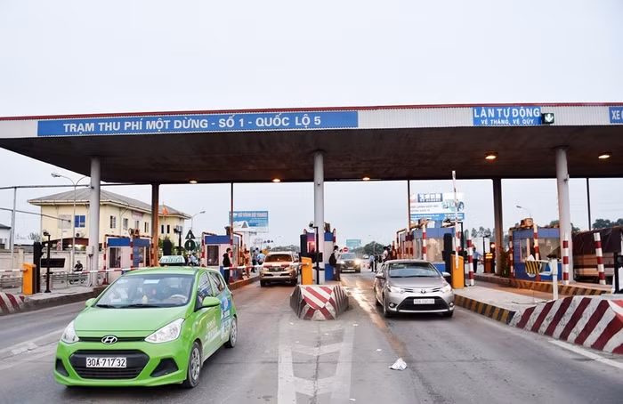 Trạm thu phí BOT quốc lộ 5 cũ đã xuất hiện nhiều phương tiện dùng tiền lẻ để trả phí (ảnh: TT/Reatimes).