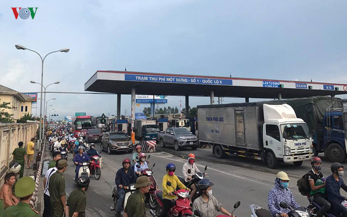 Nhiều tài xế trả tiền lẻ khi quan trạm BOT đường 5 cũ, giao thông bị ùn tắc và có những thời điểm phải xả trạm. ảnh: vov. Nhiều tài xế trả tiền lẻ khi quan trạm BOT đường 5 cũ, giao thông bị ùn tắc và có những thời điểm phải xả trạm. ảnh: vov.