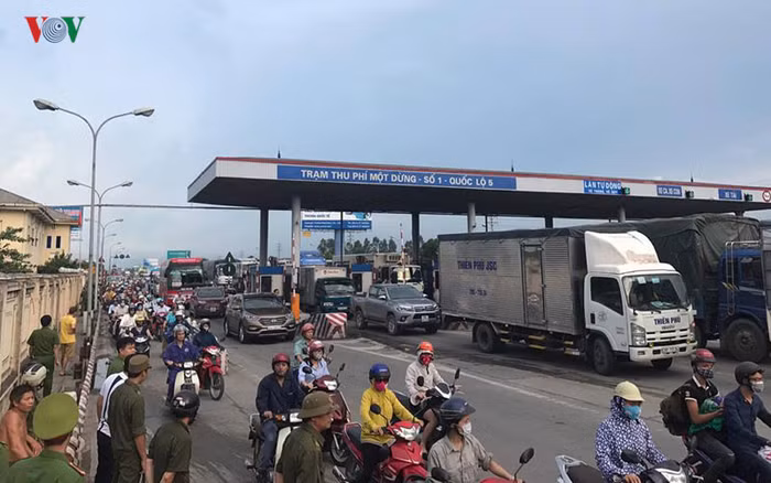Nhiều tài xế trả tiền lẻ khi quan trạm BOT đường 5 cũ, giao thông bị ùn tắc và có những thời điểm phải xả trạm. ảnh: vov.