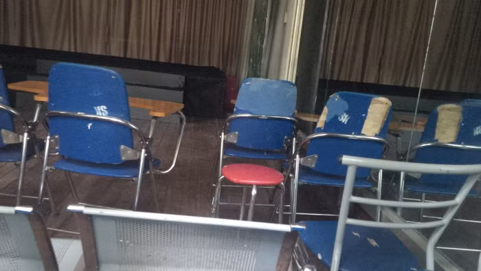 Sinh viên đóng đủ học phí nhưng điều kiện cơ sở vật chất vô cùng thiếu thốn. Trong ảnh là đủ loại ghế rách nát, nhiều chủng loại cho sinh viên ngồi tại phòng sân khấu. Ảnh: Vũ Phương.