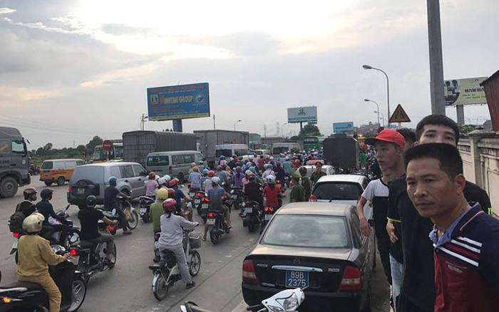 Nhiều tài xế phản ứng bằng cách trả tiền lẻ nên trạm thu phí quốc lộ 5 phải xả trạm vì tắc nghẽn kéo dài. ảnh: vov. Nhiều tài xế phản ứng bằng cách trả tiền lẻ nên trạm thu phí quốc lộ 5 phải xả trạm vì tắc nghẽn kéo dài. ảnh: vov.