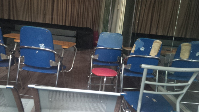 Đủ các loại ghế chắp vá nhà trường trang bị cho phòng học sân khấu điện ảnh. Ảnh: Vũ Phương.